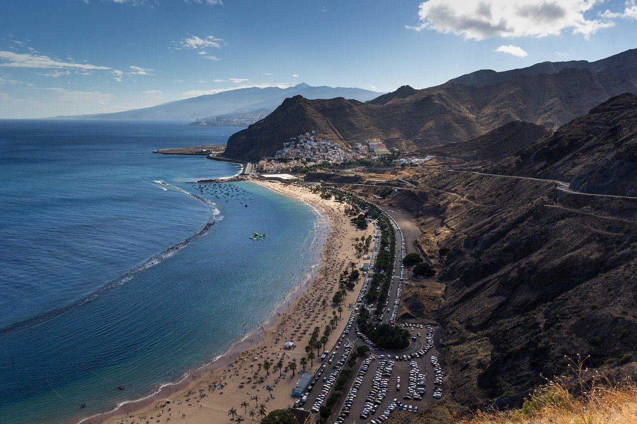 Mejores destinos para viajar en Europa Playa Las Teresitas Tenerife Espana