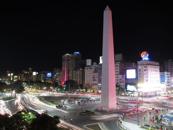 Foto nocturna del obelisco de Buenos Aires Capital de Argentina